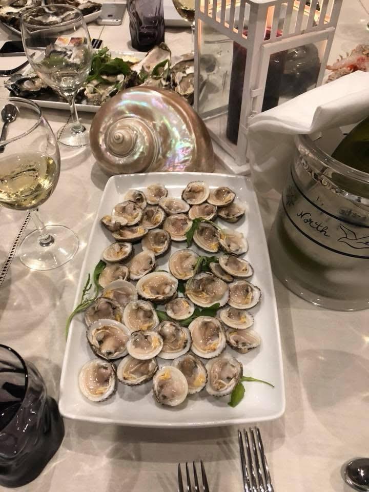 Frutti di mare freschi su piatto bianco